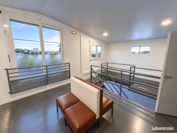 ZAC LA MARIE - Bâtiment industriel -300m2-2 niveaux- BELLE VISIBILITE