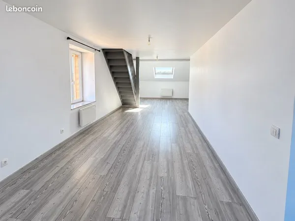 À LOUER - Grand appartement rénové avec 2 mezzanines et jardin - Vrigne-aux-Bois (08330)