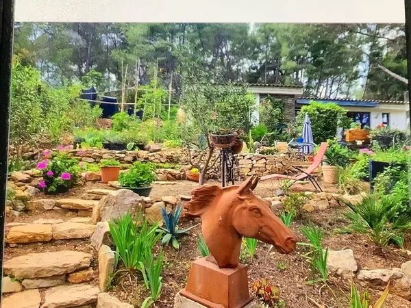 Terrain agricole avec chalets