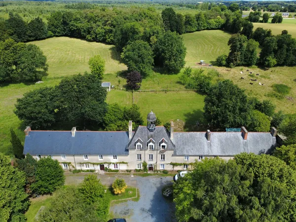 Ancien Presbytère de caractère. Ensemble immobilier de rapport au coeur de Saint-Méen-le-Grand