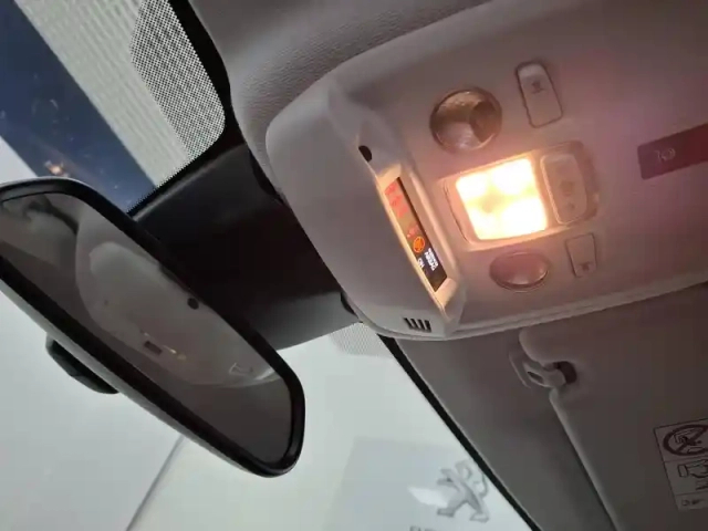 Peugeot 208 puretech 100 s&amp;s bvm6 — photo 28