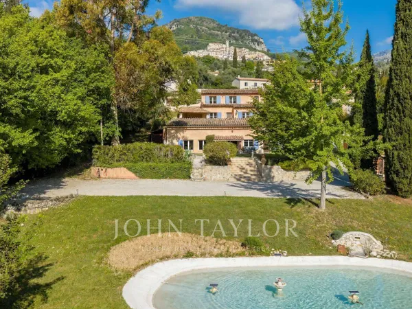 Maison 8 pièces 250 m²