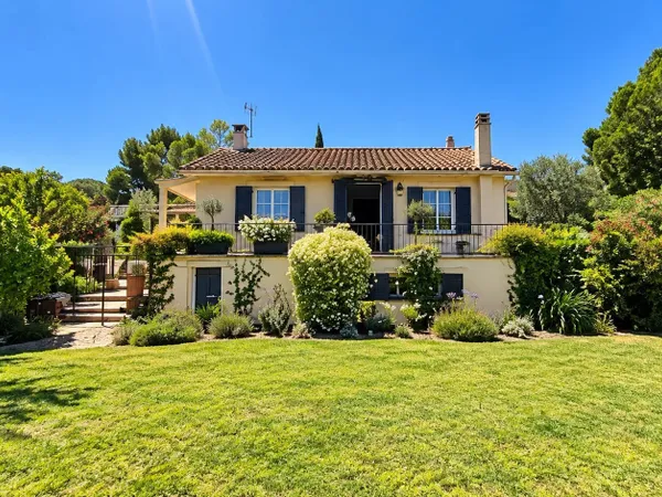 SAINT-RAPHAËL - VILLA INDIVIDUELLE SUR 910 M² DE TERRAIN PISCINABLE
