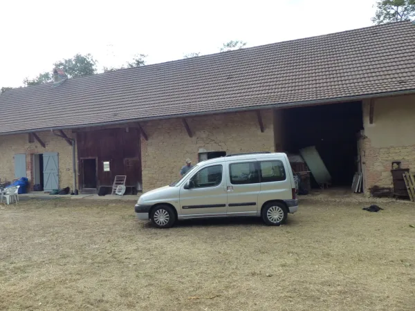 FERME A FINIR DE RESTAURER - 1 HECTARE - BOIS - CALME - GROS POTENTIEL.