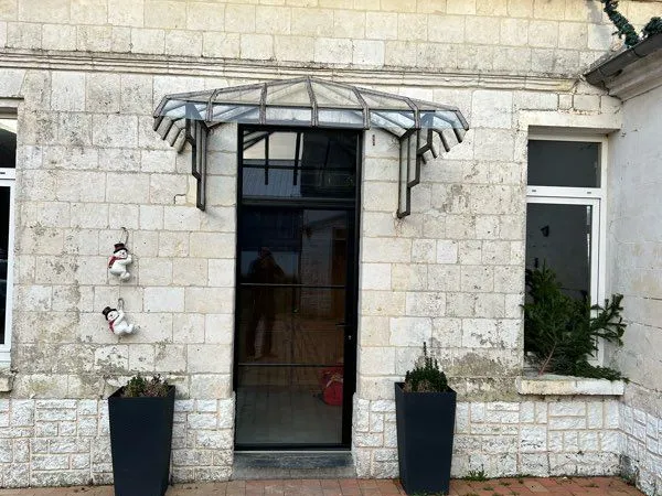 Corps de ferme en pierre blanche