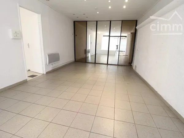 A vendre immeuble  avec un local, une cour et un garage