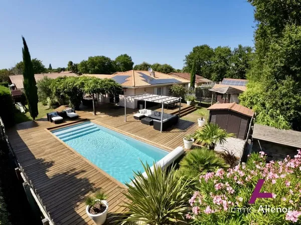 Maison familiale avec 5 chambres, garage et piscine à Gujan Mes