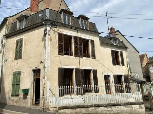 MAISON DE VILLAGE COEUR NIVERNAIS - 4 PIECES - 90 M2 - COUR - 30 000 €