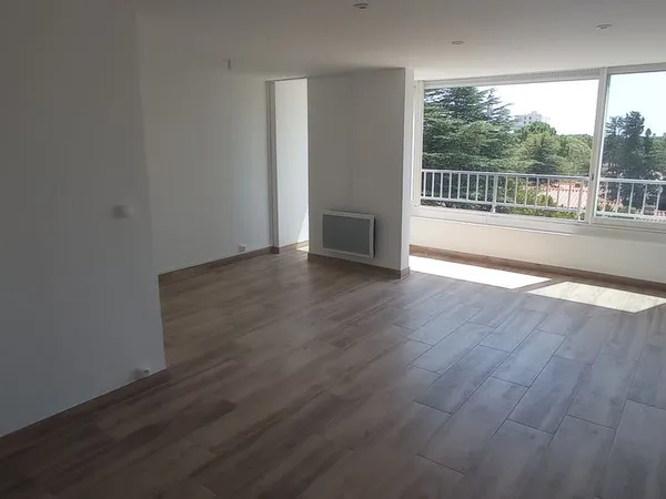 À LOUER À L'ANNÉE Studio rénové de 34 m2