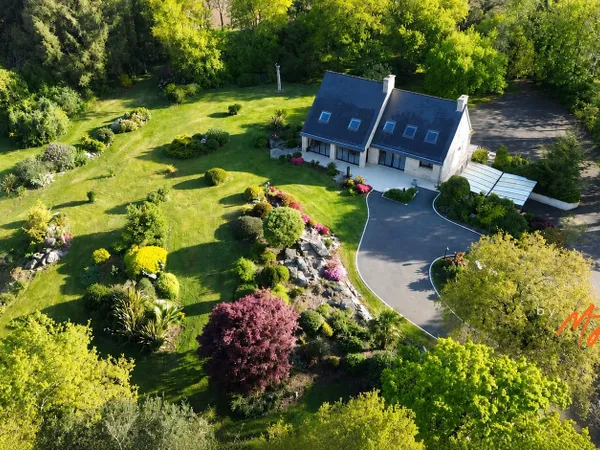 PLOUZÉVÉDÉ - ÉLÉGANTE MAISON FAMILIALE - PARC ARBORÉ