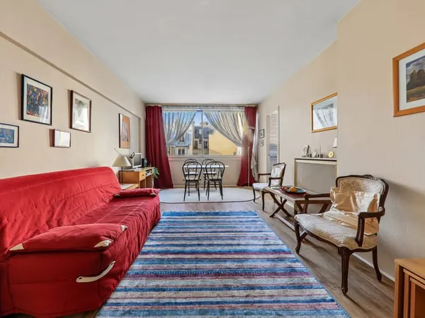 Exclusivité : élégant pied-à-terre au coeur du Faubourg Saint-Hon