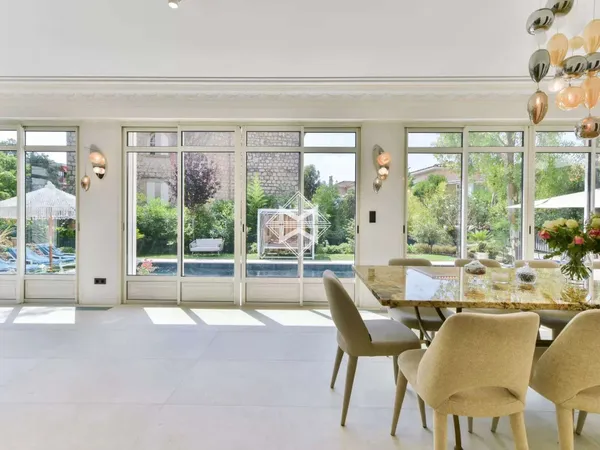 Maison 8 pièces 300 m²