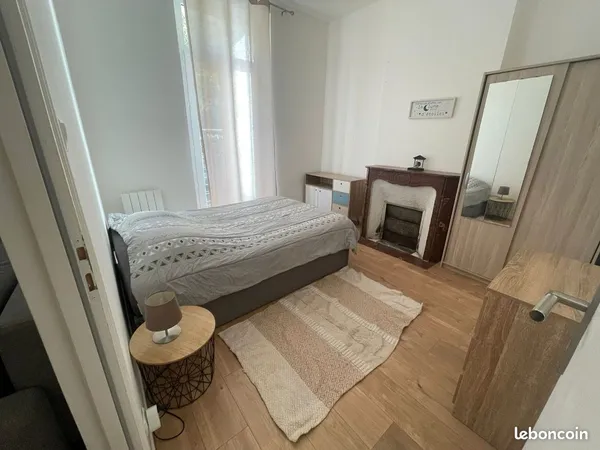 ​T2 Meublé Haussmannien de 36 m² avec grande terrasse au calme — Hyères Centre (Avenue Gambetta)