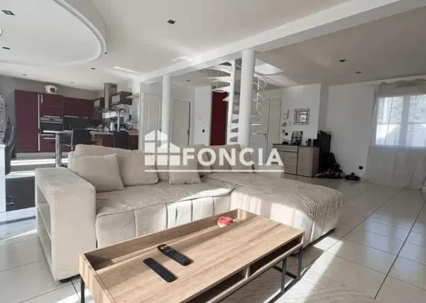 Maison familiale récente de 6 pièces principales