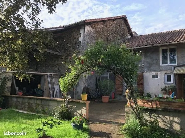 Grande maison de 250m² +grange de 200m² sur 4600m² de terrain-Fort potentiel