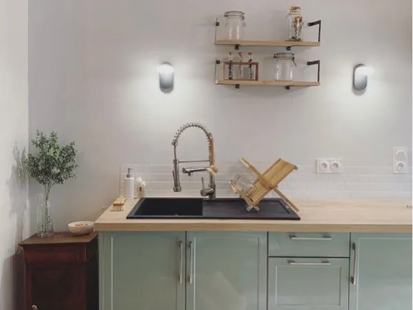 Besse et saint Anastaise - immeuble avec commerce loué + airbnb 3 étoiles