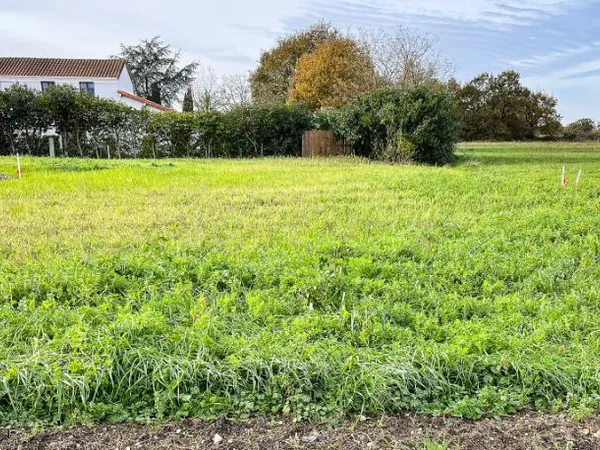 Terrain à bâtir de 350 m² à SAINT-HILAIRE-DE-CHALEONS (44)