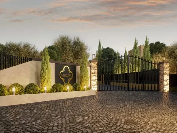 Soleil sur la terrasse, calme sous les pins — Villa contemporaine à Mougins
