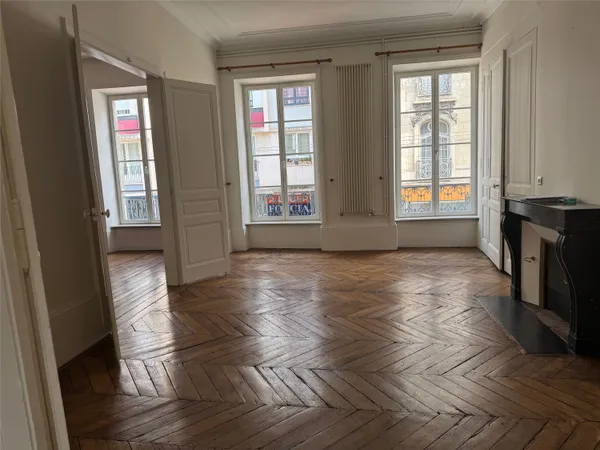 Loue appartement 91m² beau T4 centre ville Limoges immeuble ancien