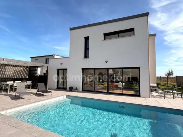 Maison contemporaine avec piscine - Calme, volumes et prestations.