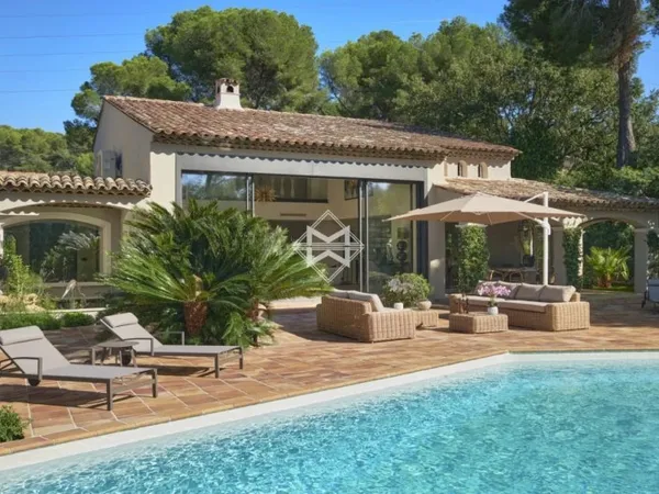 MOUGINS - Magnifique Villa Provençale entièrement rénovée