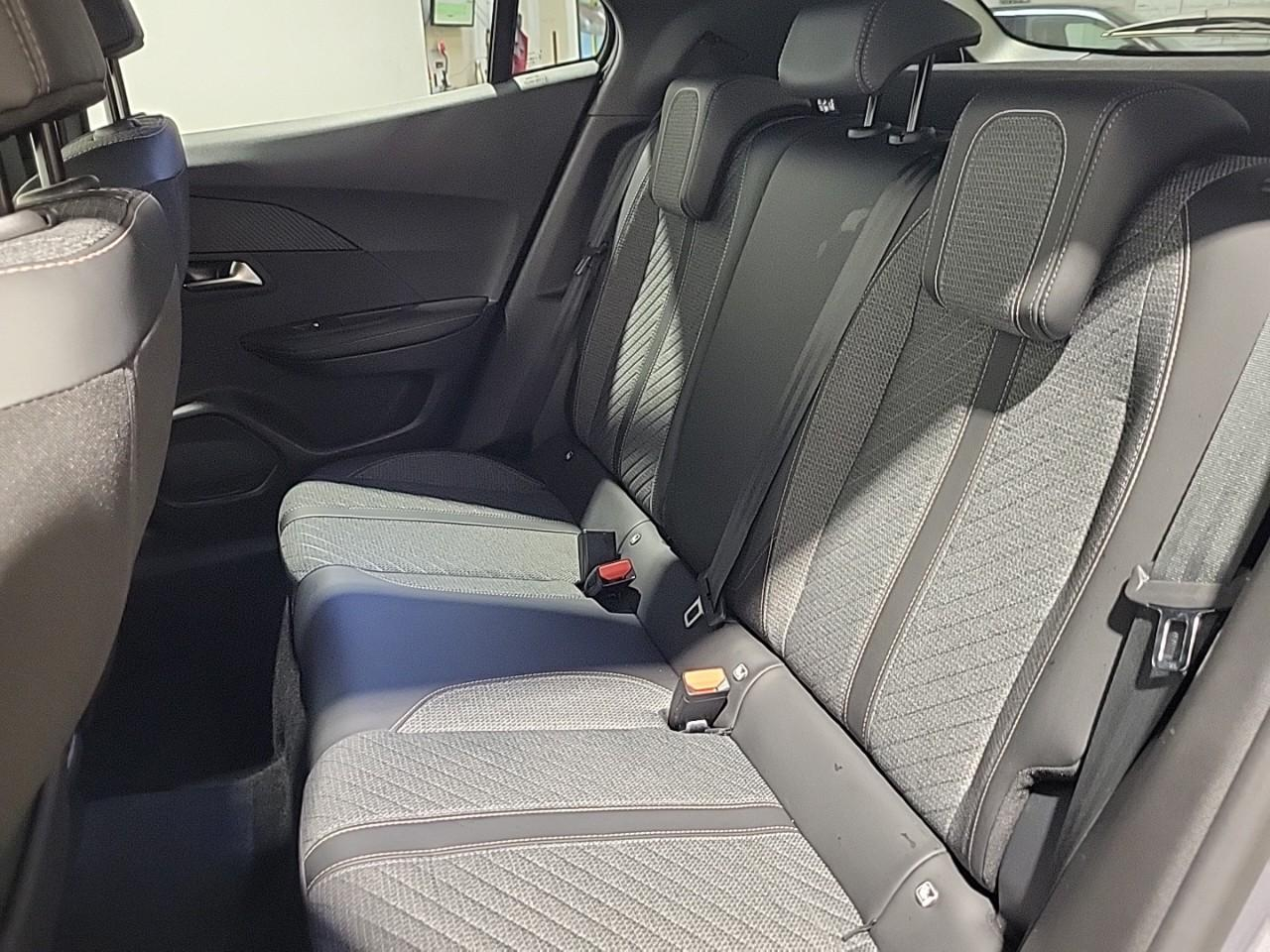 Peugeot 2008 hybrid 145 e-dcs6 allure — photo 13