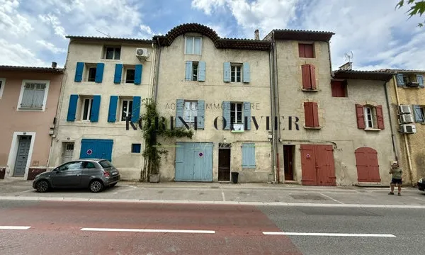 PEYROLLES EN PCE : MAISON DE VILLAGE AVEC JARDIN
