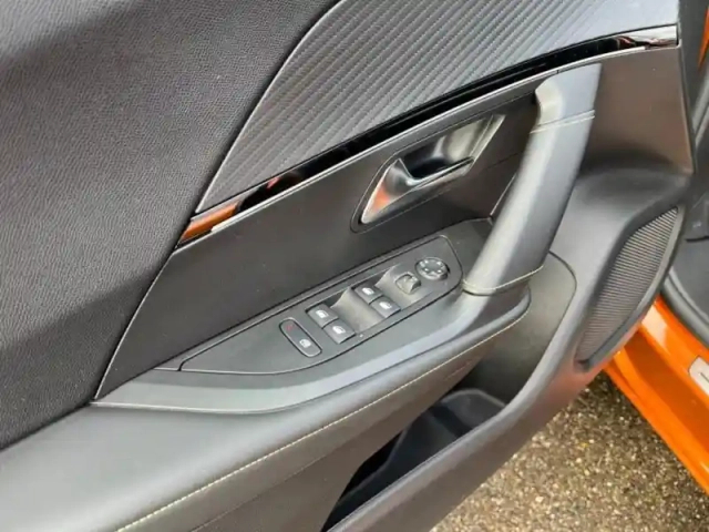Peugeot 2008 e- 136ch gt — photo 12