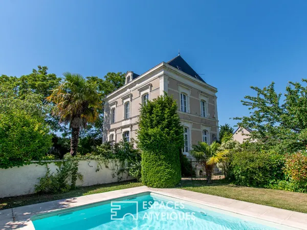 Elégante maison bourgeoise dans son écrin de verdure avec piscine