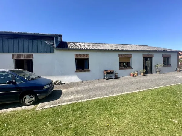 Maison de plain-pied avec grand bâtiment Idéal artisan ou