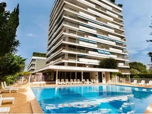 Studette résidence avec piscine