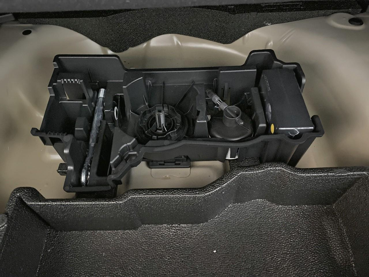 Peugeot 2008 hybrid 145 ch e-dcs6 allure — photo 12