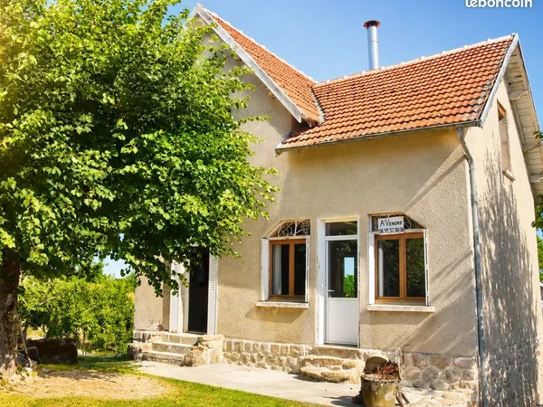 Maison de caractère rénovée avec jardin, potager, puits et dépendance - Cantal