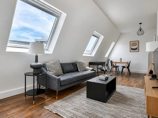 Faubourg Saint-Honoré : charmant T2 avec vue dégagée sur les toits de Paris