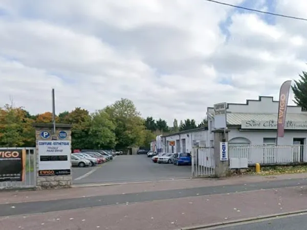 Commerce Location Étampes 180m² 2385€