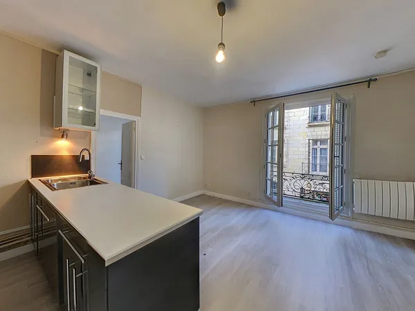 APPARTEMENT T2 - QUARTIER DES HALLES - 34.63 m2 - CAVE ET CAGIBI