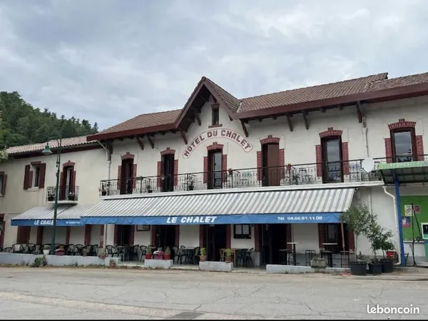 Bar, hôtel, restaurant, station service fond et mur