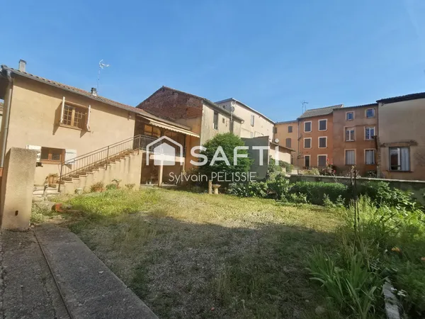 Maison de ville avec studio indépendant, grand garage de 70 m² et jardin clos en plein centre de Moi