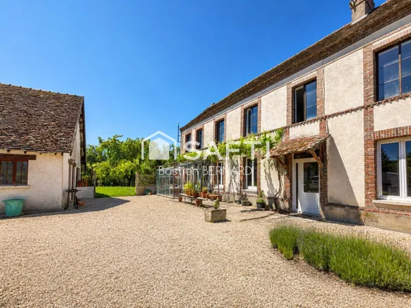 Maison ancienne avec jardin et dépendance