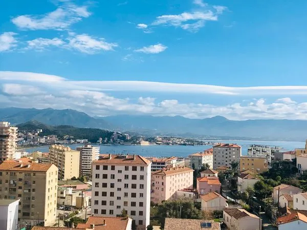Ajaccio : Beau T4, vue panoramique mer et montagne, traversant, quartier attractif (2025)