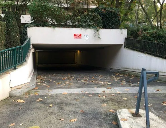 Grand parking souterrain Paris 17