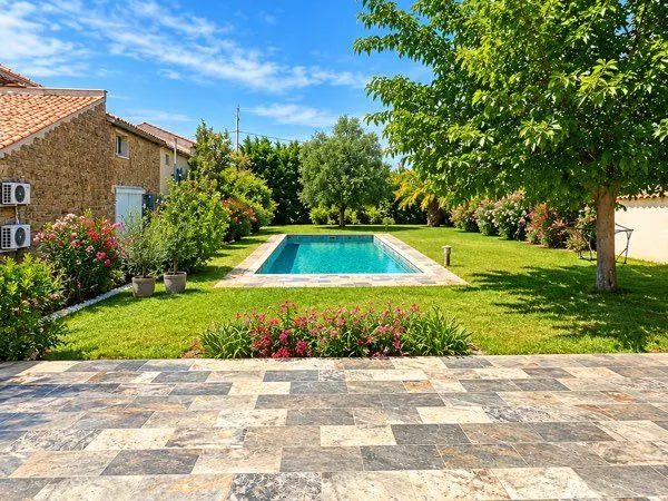 À LOUER - Villa meublée de 170 m² avec piscine et grand jardin - Pierrelatte (26700)