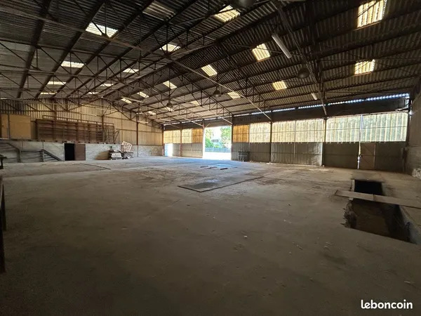 Batiment de stockage 600 m2 Electricite Belle hauteur Acces poids lourds
