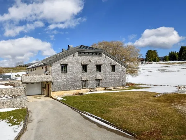 SOUS LES TAVAILLONS, LA MONTAGNE EN TOILE DE FOND