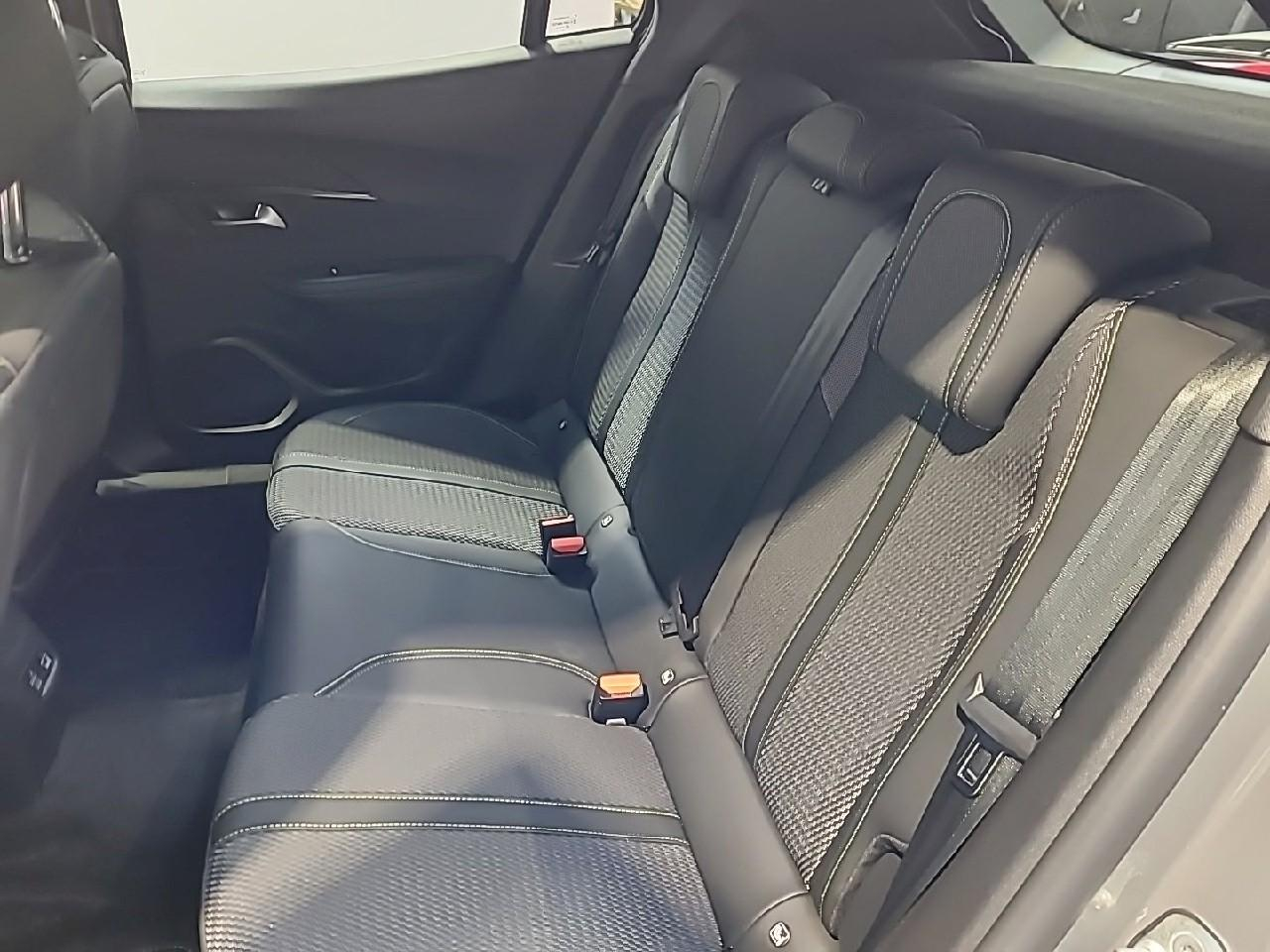Peugeot 2008 electrique 54 kwh 156 ch gt — photo 13
