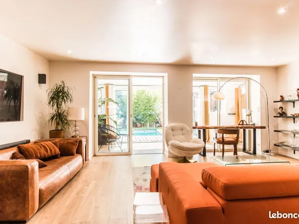 Elégante maison en ville de 150 m² - 3 chambres - Piscine - Garage