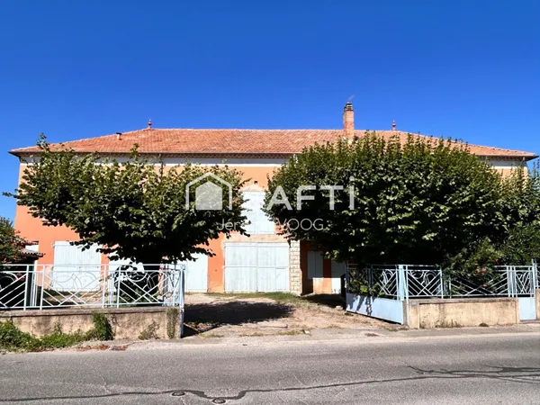 Maison de caractère des années 1930, chargée d'histoire, offrant 250 m² habitables et 150 m² de dépe
