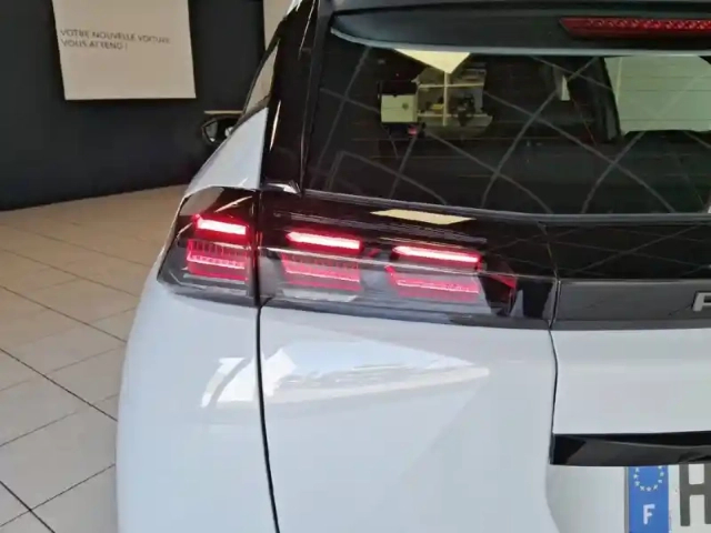 Peugeot 2008 hybrid 145 e-dcs6 — photo 17