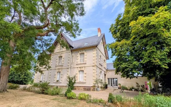 Manoir 19ème siècle, 350m²,11 pièces, 7 chambres, 7 sdb, parc de 6 hectares, piscine et 800m² de dép