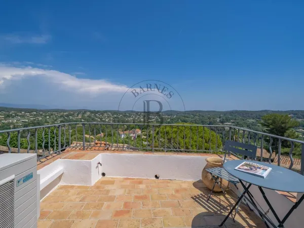 MOUGINS- MAISON DE VILLAGE